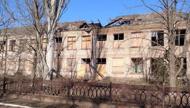 Через ранковий обстріл в селі на Херсонщині пошкоджені школа, адмінбудівля та магазин