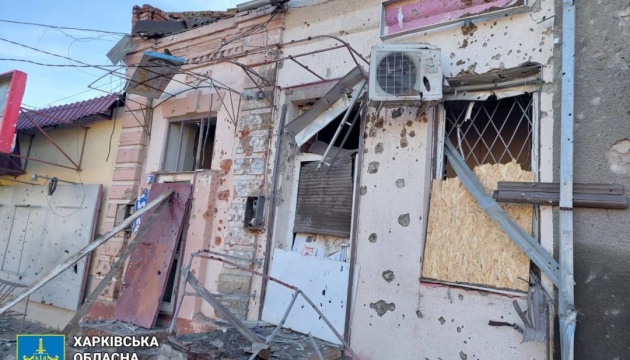 У Вовчанську внаслідок обстрілу пошкоджені магазини та житлові будинки