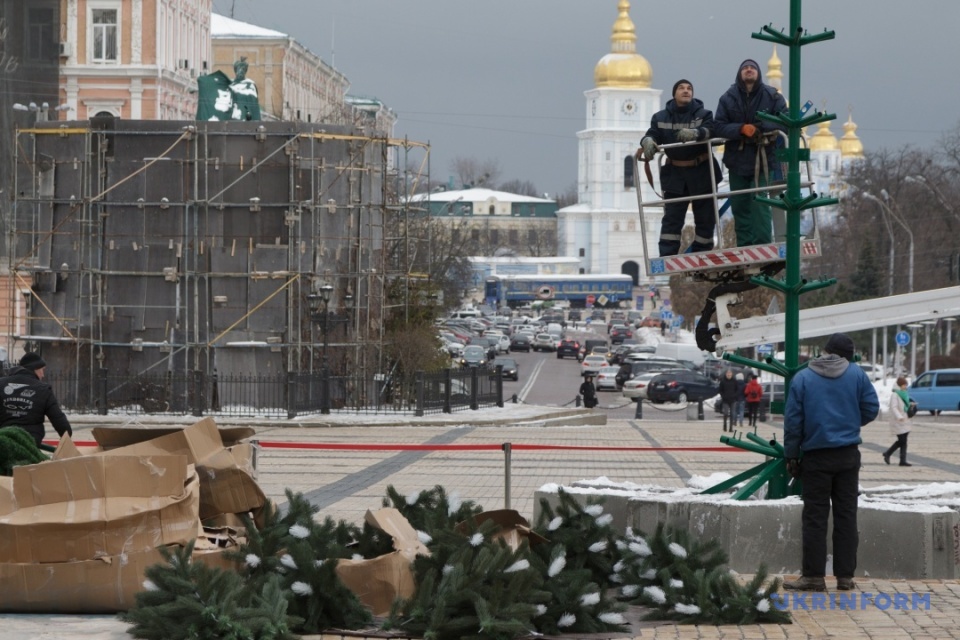 У столиці розпочали монтажні роботи зі встановлення новорічної ялинки / Фото: Кирило Чуботін, Укрінформ