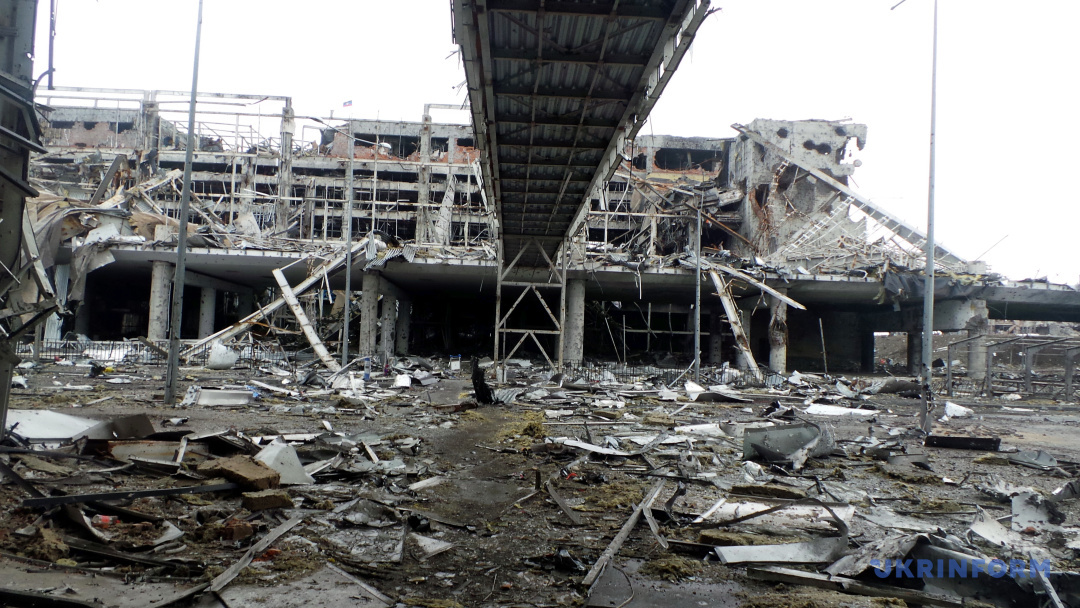 Зруйнований термінал Донецького аеропорту, березень 2015 року. Фото: Юлій Зозуля