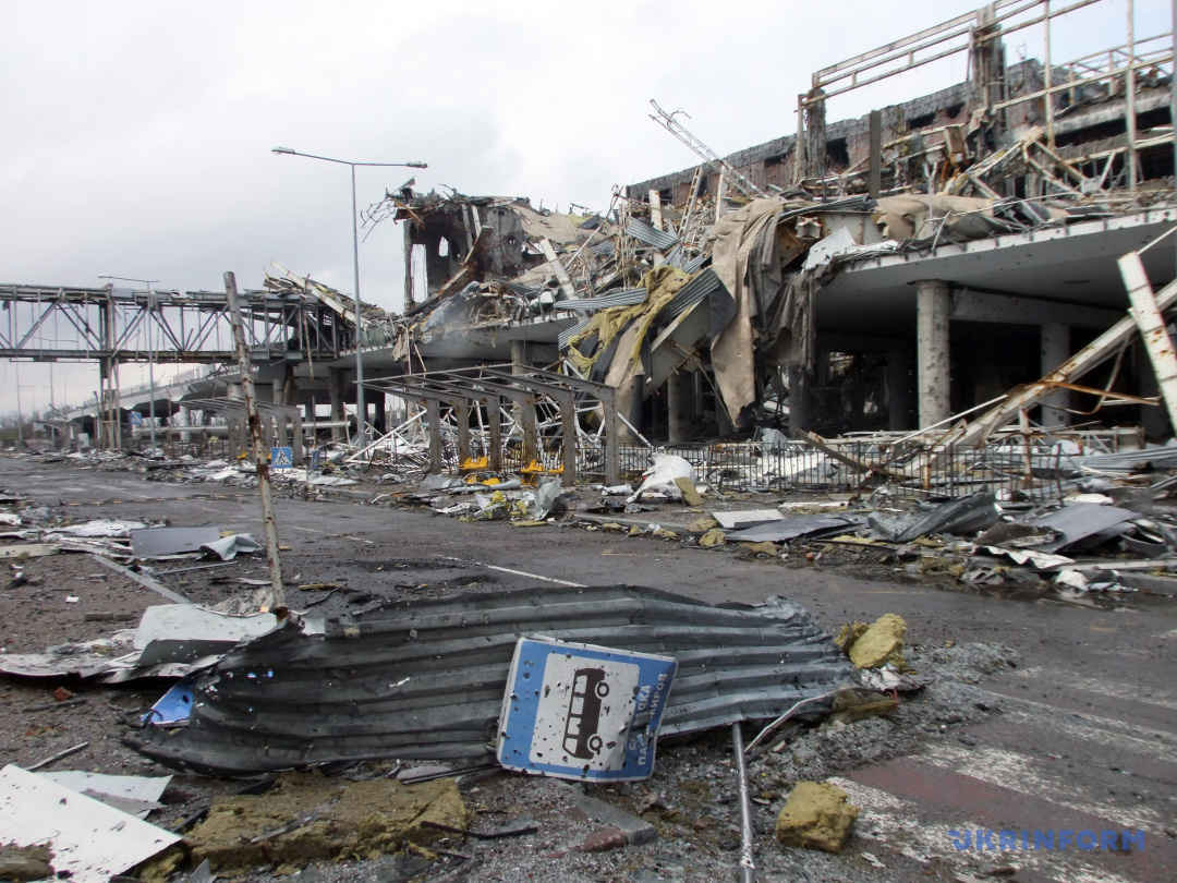 Руйнування на території Донецького аеропорту, квітень 2015 року. Фото: Юлій Зозуля