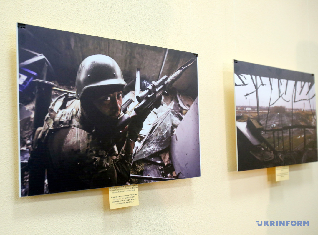 Світлини, зроблені військовим кореспондентом Сергієм Лойком під час боїв за донецьке летовище, представлені на його виставці 