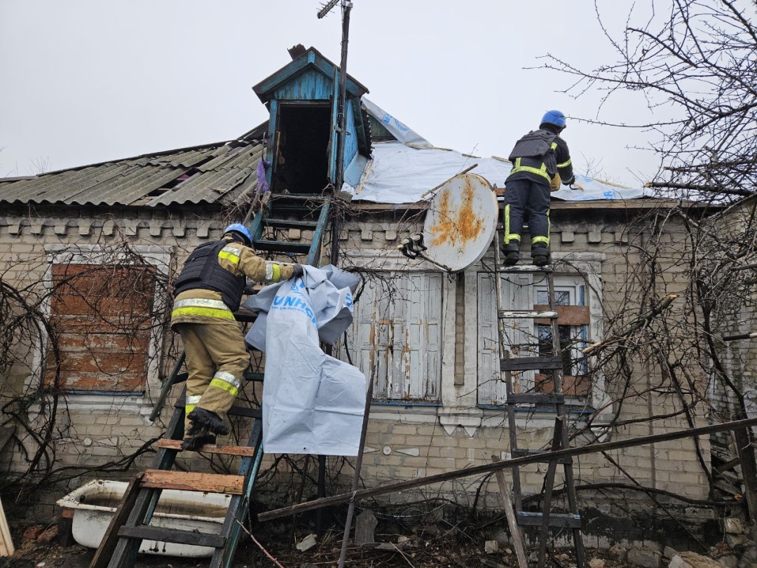 Покрівлі на шести обстріляних будинках відновили рятувальники за вихідні у Новогродівці , фото-1