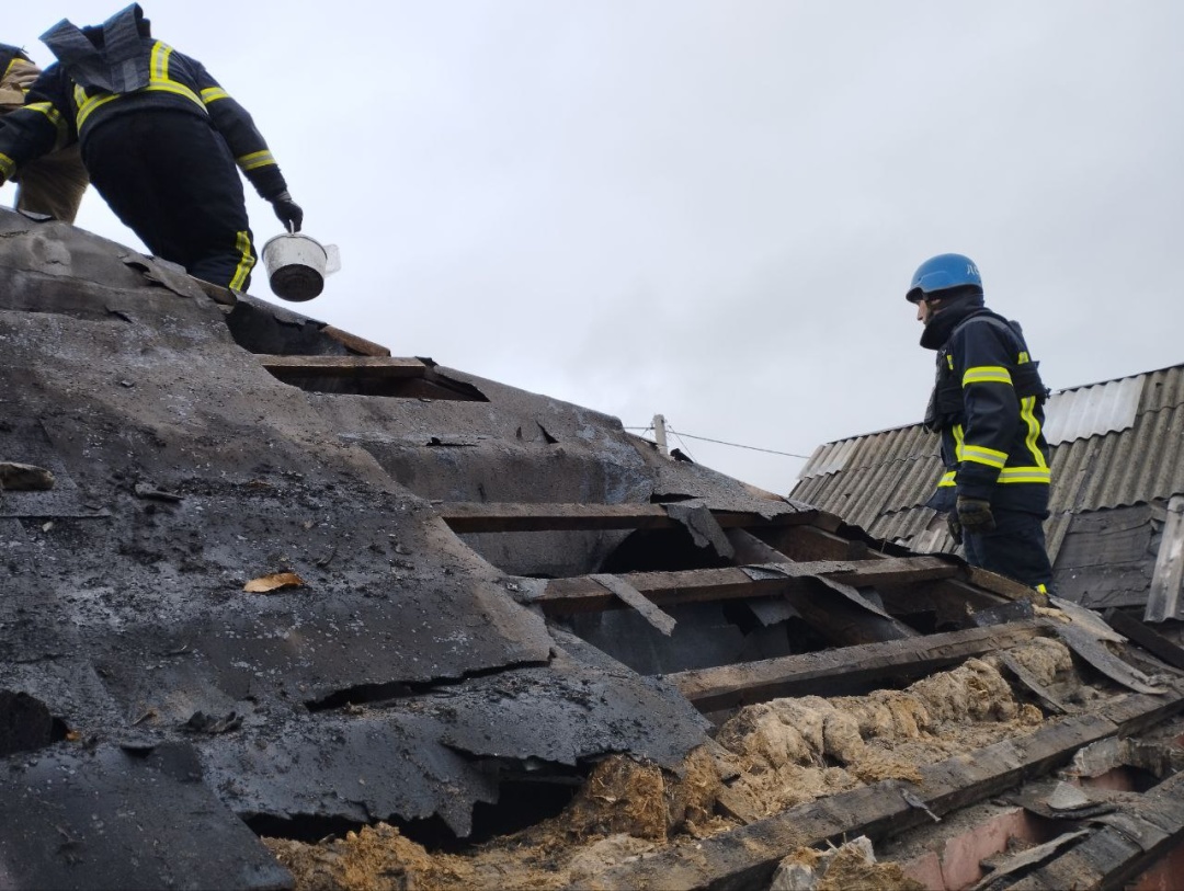 Покрівлі на шести обстріляних будинках відновили рятувальники за вихідні у Новогродівці , фото-2