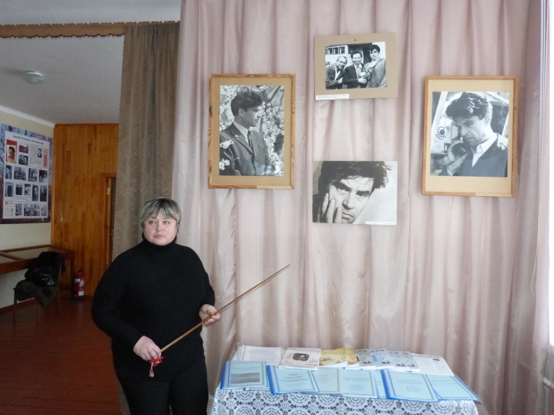 Екскурсовод в музеї, вчителька Марина Заставська біля фотопортретів Григора Тютюнника, зроблених його другом Володимиром Білоусом.