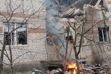 ウクライナ北部で露軍自爆型無人機が住宅に着弾　住民が瓦礫の下敷きに