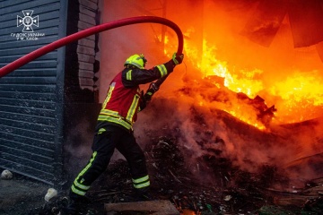 Brände nach Luftangriff auf Kyjiw: Löscharbeiten dauern in zwei Stadtbezirken