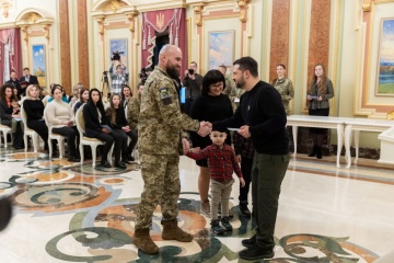 Le président Zelensky a remi des certificats d'appartement aux héros de l'Ukraine et aux familles des défenseurs tombés au combat