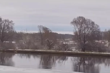 Pontoon bridge comes floating to Ukraine from Russia