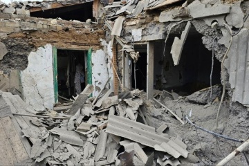 Un edificio residencial alcanzado por proyectiles rusos en Jersón, se informa de víctimas