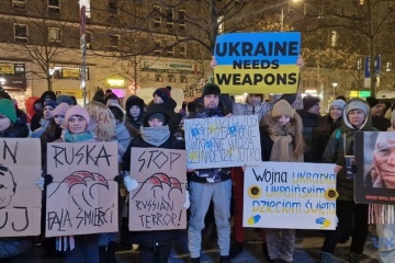 Stop Russian Terror: Miles de personas se manifiestan en Varsovia exigiendo más ayuda de la UE para Ucrania