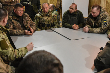 Verteidigungsminister, Armeechef und Generalstabschef besuchen Front bei Kupjansk