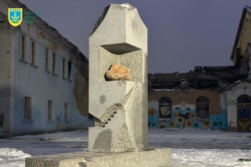 日本の石彫家八木ヨシオ氏の作品、キーウ州イルピンに設置