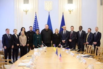 Finanzielle und militärische Unterstützung der USA: Parlamentschef Stefantschuk und Fraktionsvertreter treffen sich mit US-Sonderbeauftragter Pritzker