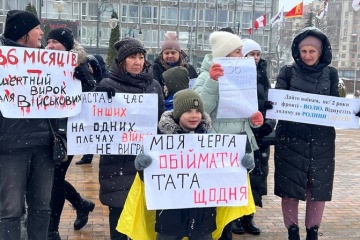 ウクライナ中部の都市で兵士の動員解除を求める集会開催