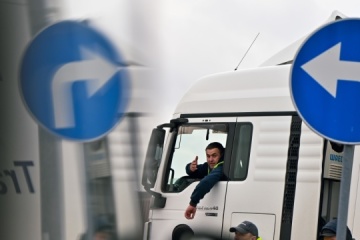 Romanian farmers block truck traffic through two checkpoints