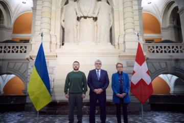 Volodymyr Zelensky reçu par les présidents du Conseil national Suisse et du Conseil des États