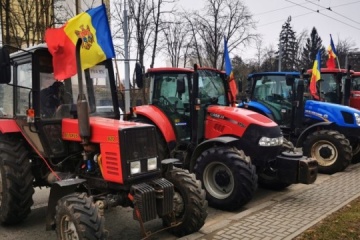 Romanian farmers continue to block two checkpoints on border with Ukraine