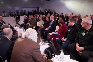 W Davos Zełenski zaprosił wielki biznes do inwestowania i odbudowy Ukrainy

