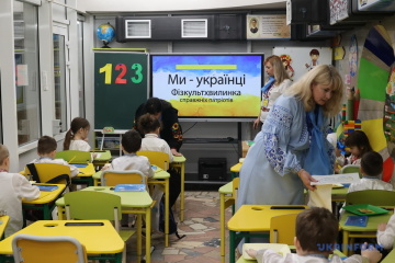 Kindergarten set up in Kharkiv subway