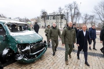 Szmyhal i Tusk w Kijowie upamiętnili poległych żołnierzy

