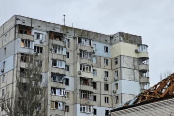 Une femme blessée et plusieurs destructions causées à la suite d’un bombardement russe sur Kherson 