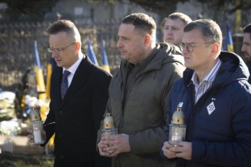 Uschhorod: Kuleba, Jermak und Szijjártó gedenken der gefallenen Soldaten