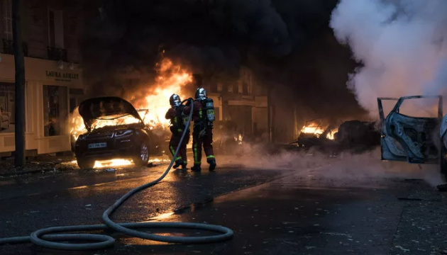 Новорічна ніч у Франції: 389 заарештованих та 745 спалених автомобілів
