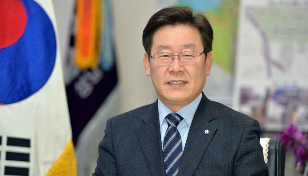 У Південній Кореї напали з ножем на лідера опозиції