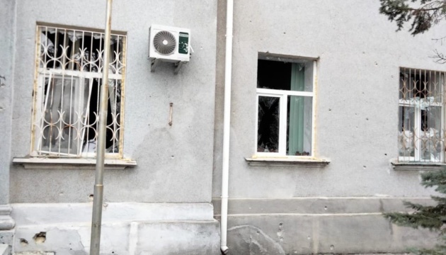 Росіяни обстріляли селище на Херсонщині, поранена жінка