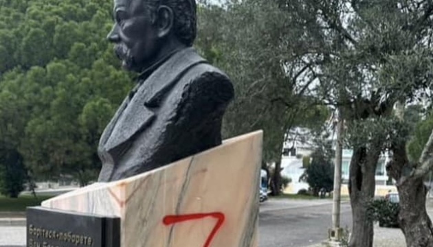 У Лісабоні вандали розмалювали рашистською символікою погруддя Шевченка