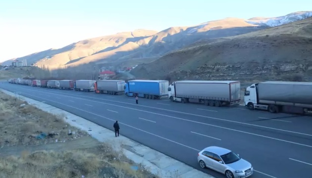 Іранська митниця призупинила пропуск вантажівок з Туреччини
