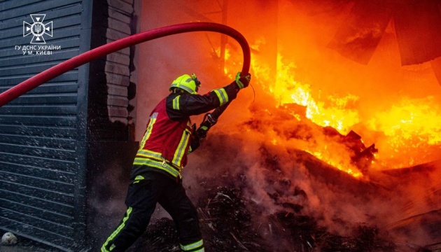 У двох районах Києва досі гасять пожежі від ракетної атаки