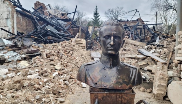 У зруйнованому ворожим дроном музеї у Львові вціліло погруддя Шухевича