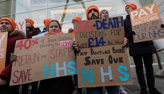 В Англії молодші лікарі розпочали найдовший в історії страйк