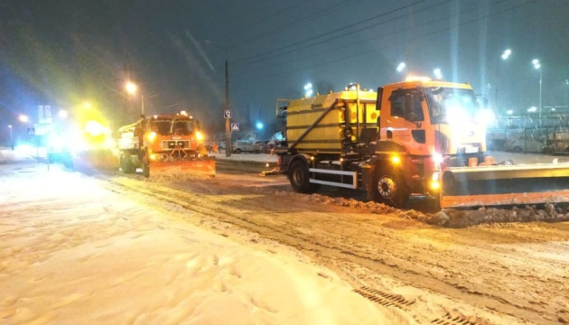 Вулиці Києва чистять від снігу 320 одиниць спецтехніки