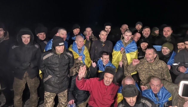 230 défenseurs et civils ukrainiens libérés de la captivité russe