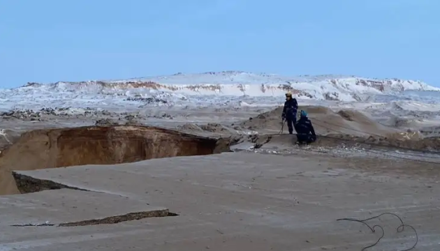 У Казахстані на руднику під землю провалився автобус, є загиблі