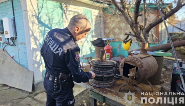 Поліцейський з Вінниччини виготовив 20 буржуйок та 1500 окопних свічок для захисників