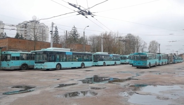 У Чернігові відновили пошкоджену ворожими обстрілами тролейбусну мережу