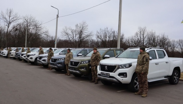 Донеччина передала ще 12 автомобілів українським військовим