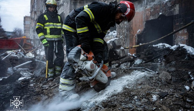 У Києві продовжується розбір завалів багатоповерхівки, що постраждала від ракетної атаки РФ