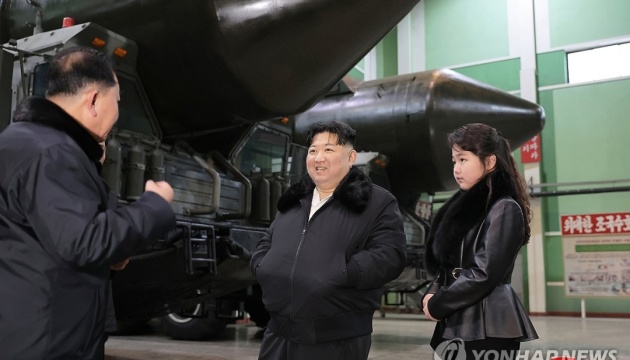 Кім Чен Ин наказав збільшити виробництво мобільних пускових установок для балістичних ракет