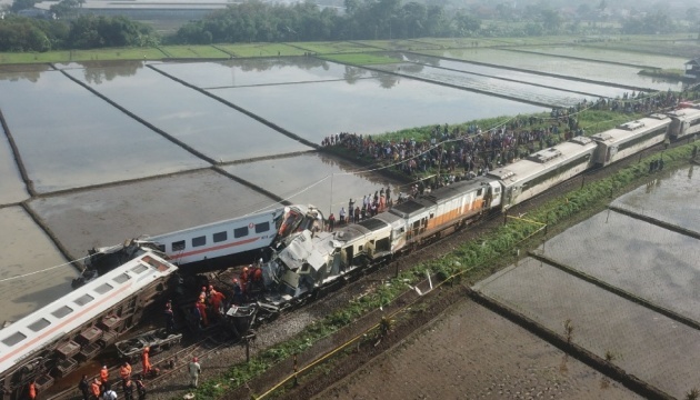 Зіткнення поїздів в Індонезії: кількість загиблих зросла до чотирьох