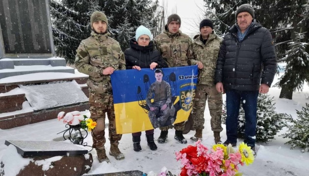 На Чернігівщині батьки загиблого воїна придбали військовим дві автівки