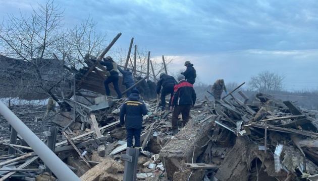 Donezk: Mindestens sechs Verletzte bei Angriff auf Stadt Pokrowsk, drei Zivilisten unter Trümmern vermutet