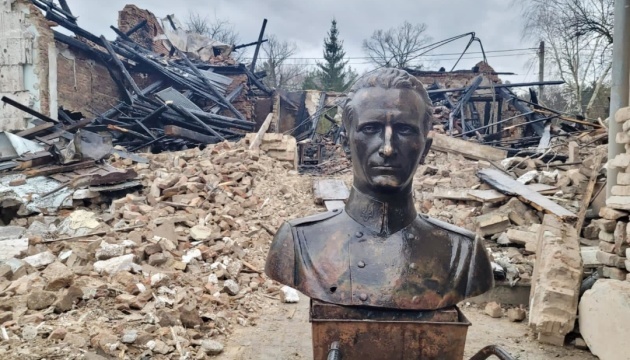 У МКІП викрили російський фейк про «здане на брухт» погруддя Шухевича зі знищеного музею