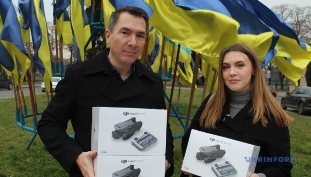Szwajcarscy filantropi: Ukraina ma dość ubrań i żywności, teraz potrzebne są drony