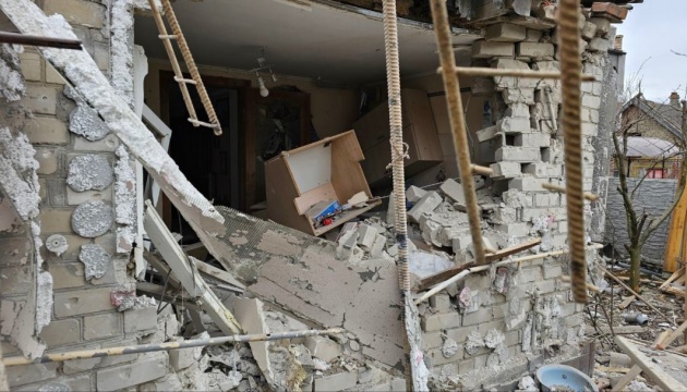 Une maison touchée par des projectiles russes à Kherson, des victimes signalées