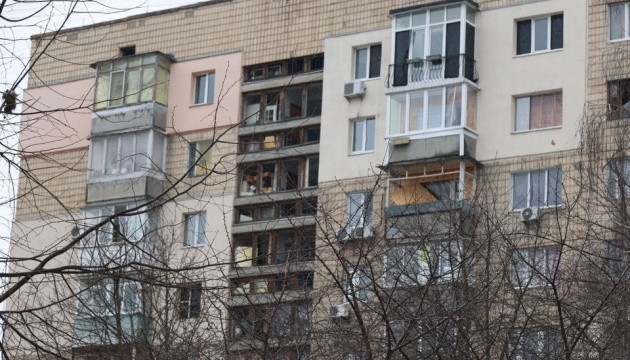 У Вишневому встановлюють вікна у будинках, пошкоджених під час останніх атак РФ